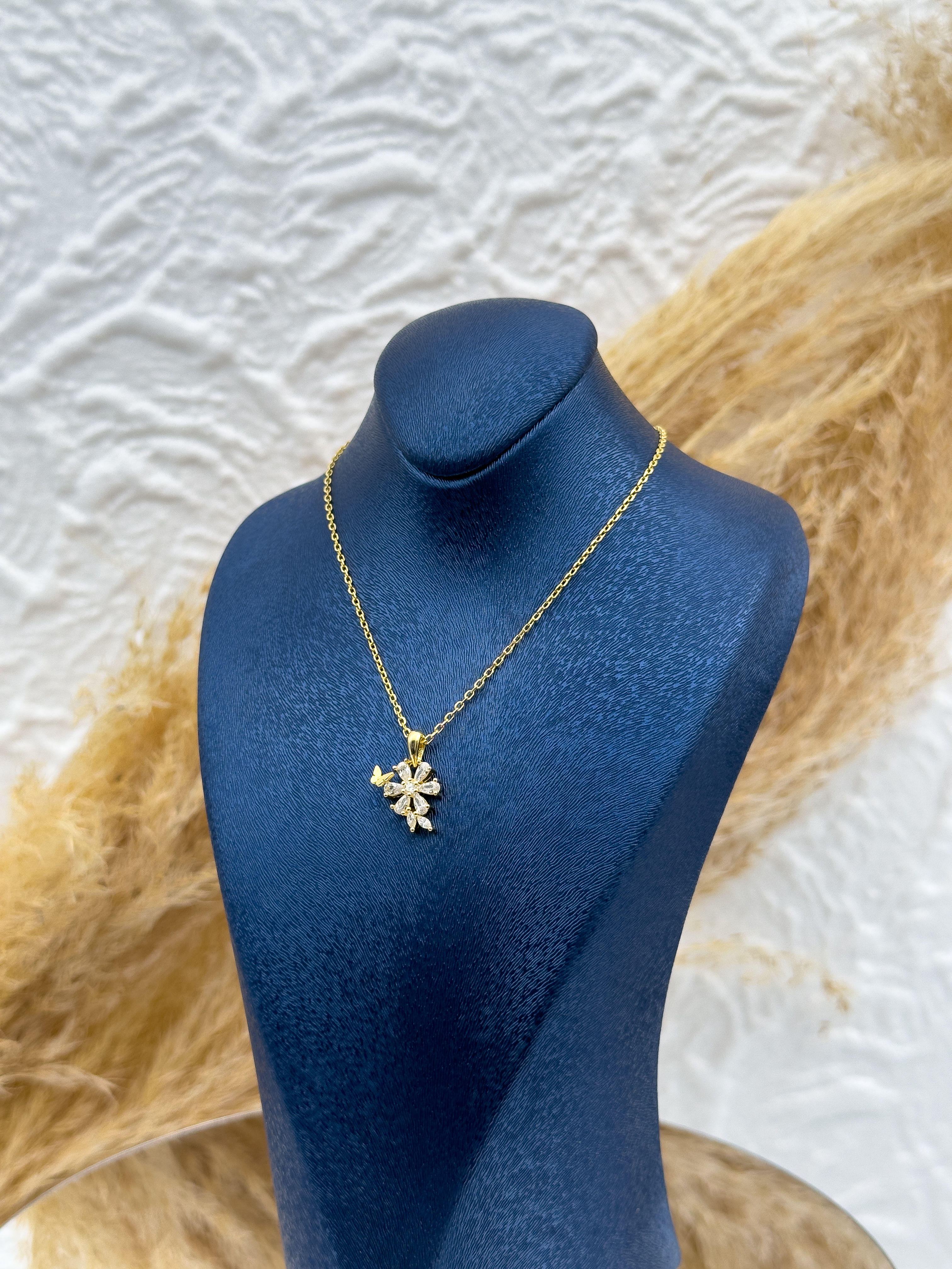 925 Ayar Gümüş Gold Renk Lotus ve Kelebek Figürlü Kadın Kolye